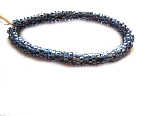 Afrikanische Glasperlen, Scheiben, blau-wei Muster, K-Strang